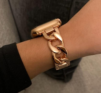 same reviewer showing the detail of the band