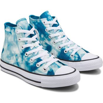 Tie-dye patterned high-top sneakers with achromatic  laces and rubber soles, cleanable   for casual streetwear styling