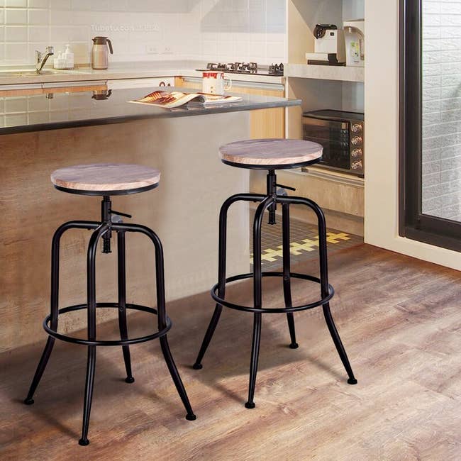 The bar stools in the color Oak