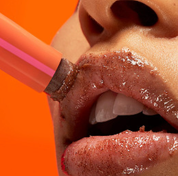 A model putting the lip scrub on 