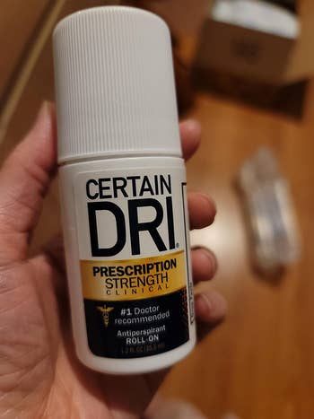 travel reviewer holding up certain dri deodorant