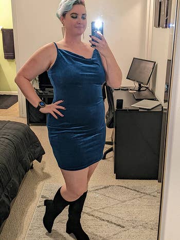 another reviewer wearing the teal blue velvet dress in an XL