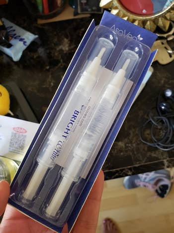 WordPress 網站 Hand holding a box of Asavea Bright Tone teeth whitening pens