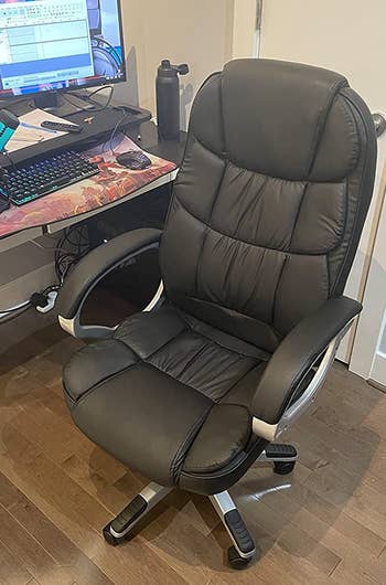 a reviewer photo of the chair in black 