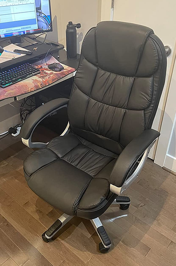 a reviewer photo of the chair in black 