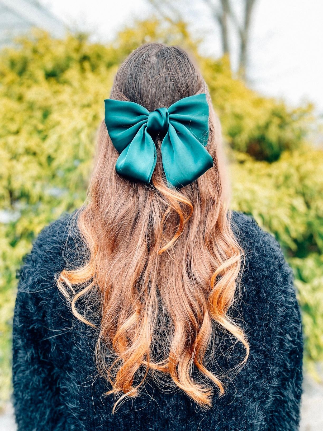 reviewer photo of the back of their hair, showing off a green bow