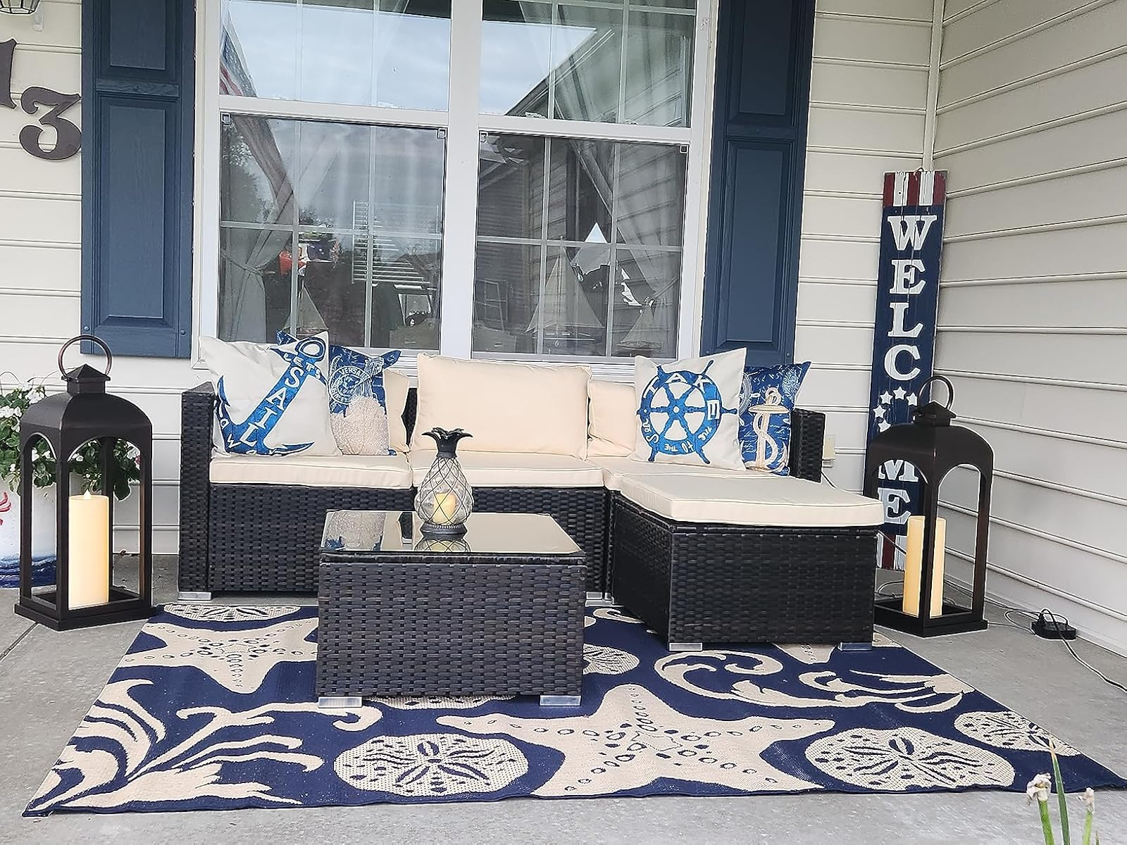 foto pengulas teras dengan furnitur di atas karpet biru tua dan cokelat bermotif bintang laut 