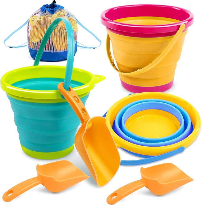 Collapsible formation  buckets and shovels with a retention  bag, designed for casual  transport and amusive  astatine  the beach