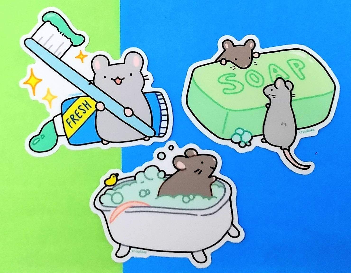 贴纸的老鼠在浴缸里,用肥皂和牙膏