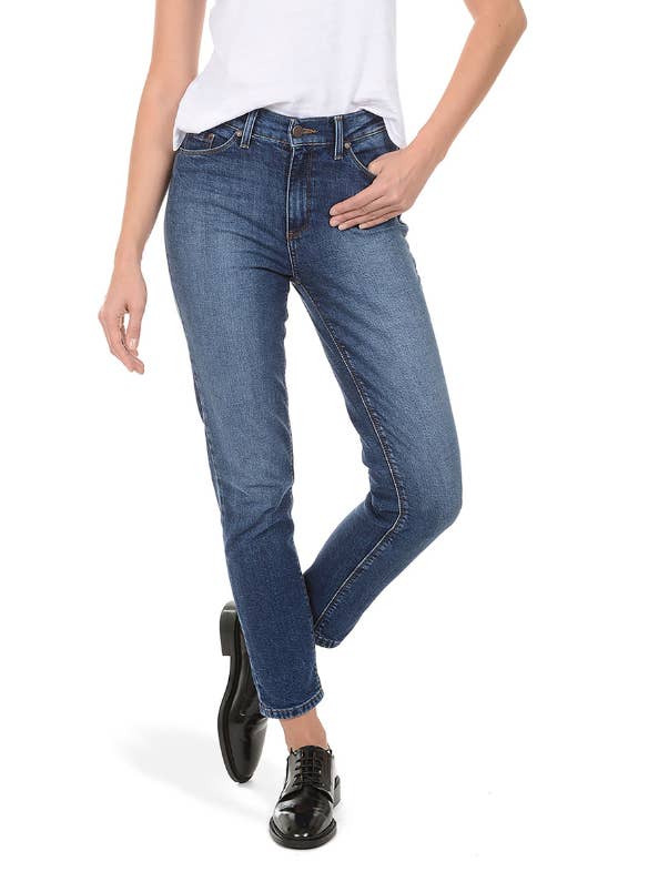 a model wearing the dark blue jeans with black shoes