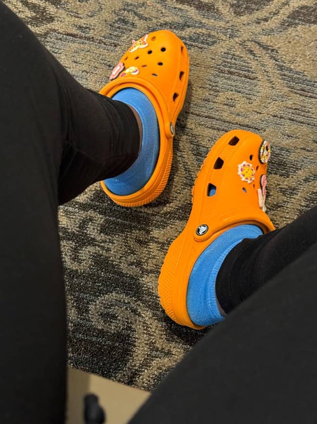 reviewer wearing orange crocs