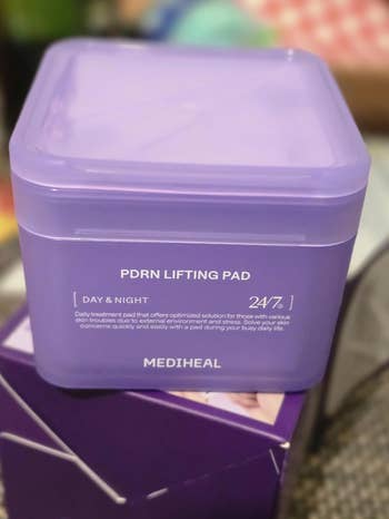 Mediheal PDRN Lifting Pad instrumentality connected a shelf, featuring substance astir time and nighttime tegument attraction benefits