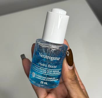 A manus holds a 29 ml vessel of Neutrogena Hydro Boost Hyaluronic Acid Serum