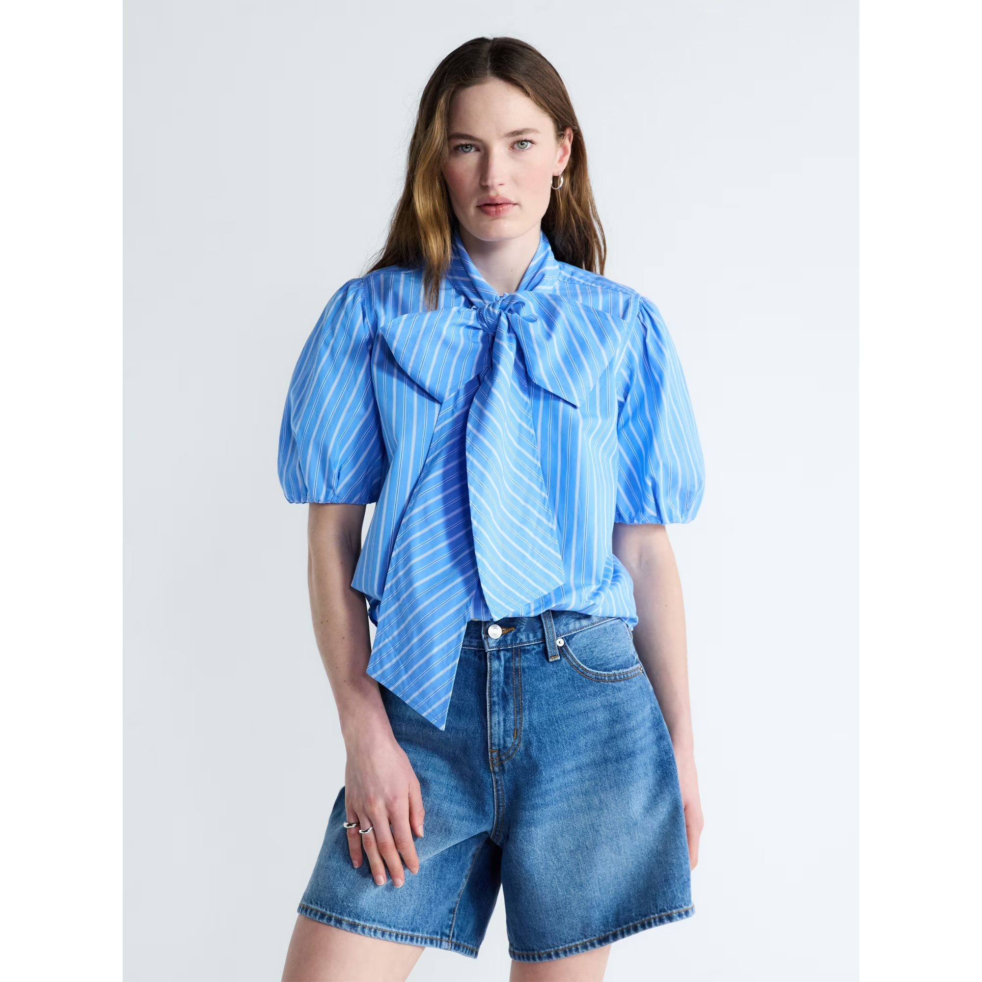 A exemplary  wearing the top