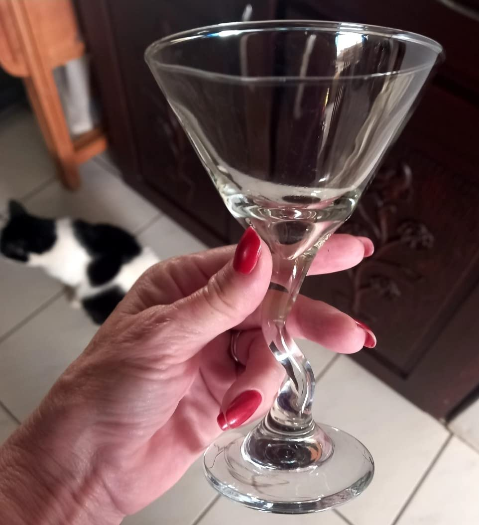 another reviewer hold one glas close up