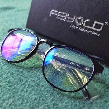 another reviewer photo of the black glasses sitting next to the box