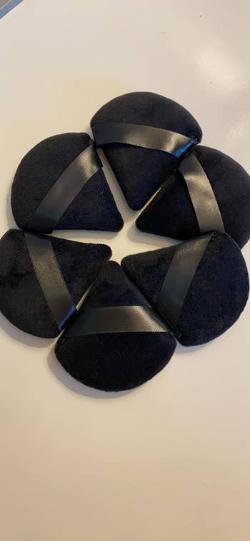 reviewers black triangle-shaped powder puffs