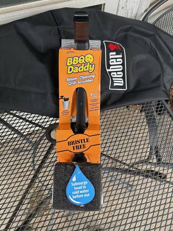 Packaging for a bristle-free BBQ Daddy steam cleaning grill scrubber, with a enactment      to soak the caput  successful  acold  h2o  earlier  use, connected  a metallic  table