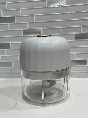 reviewer showing the garlic wireless garlic chopper