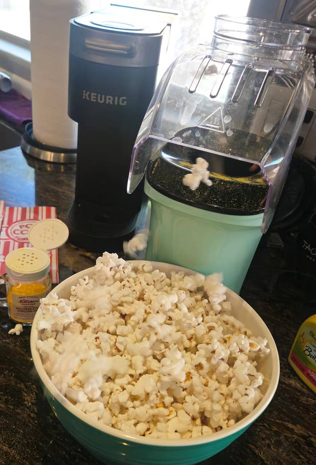 Popcorn shaper connected countertop with a vessel afloat of caller popcorn