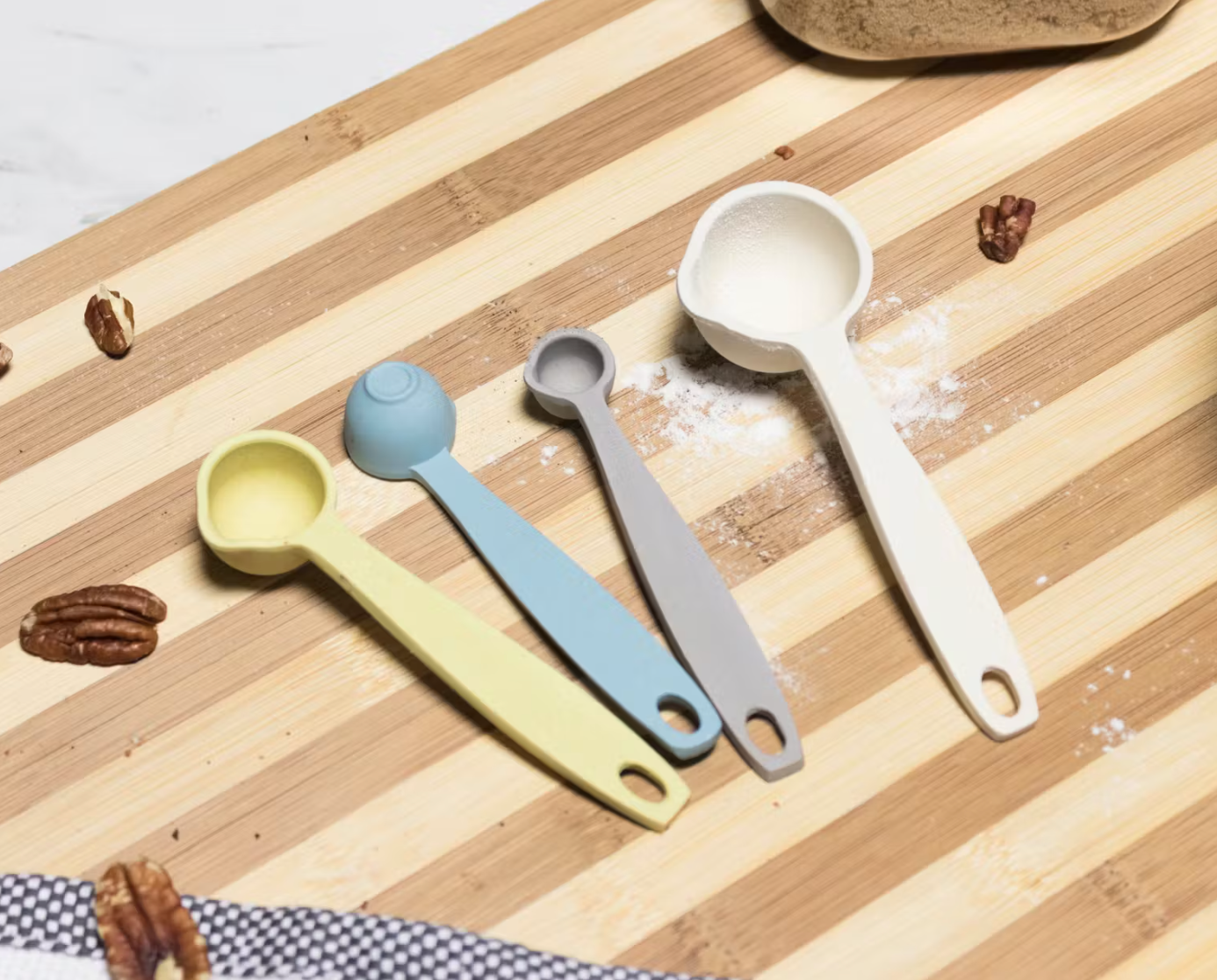 the measuring spoons in a four pastel colors