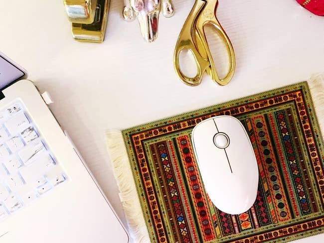 a mouse pad that looks like a rug