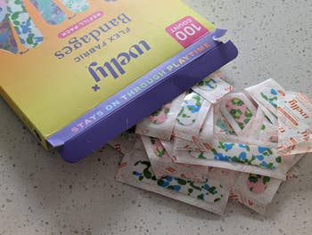 Box of flex cloth  bandages 