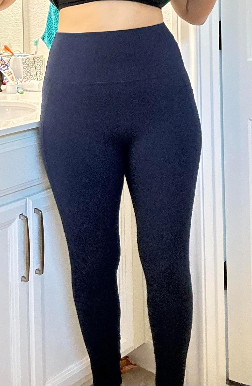 reviewer wearing blue leggings