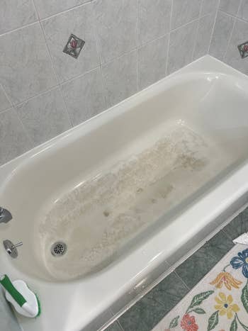 BuzzFeed editor's tub with grime in it
