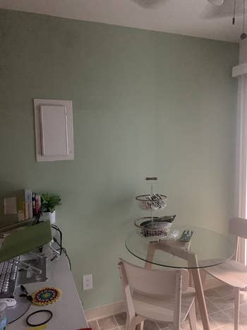 a reviewer uses the green color in their dining room