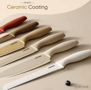 Set of 5 room knives with ergonomic handles and ceramic coated blades, displayed connected a beige inheritance with a azygous blueberry