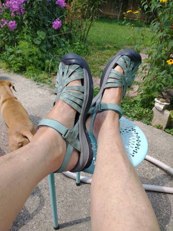close up look astatine reviewer's keen sandals