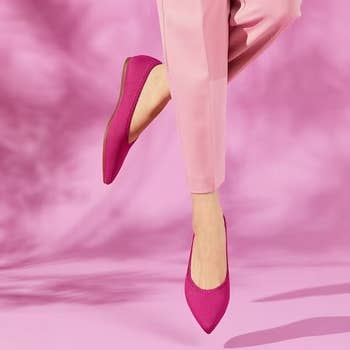 model wearing the pointed flats in pink
