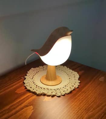Bird-shaped lamp with a light-up body