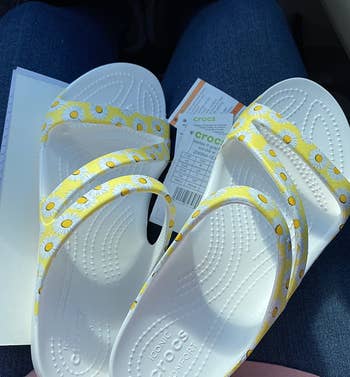 reviewer photo of the yellow and white flower print sandals