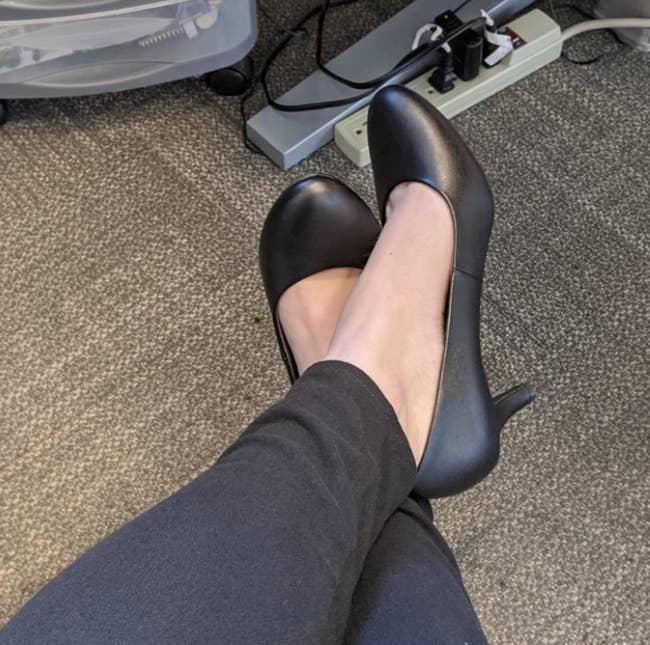 Reviewer wearing the pumps in black