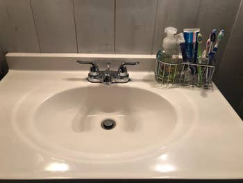 reviewer's descend  with organizer placed by faucet