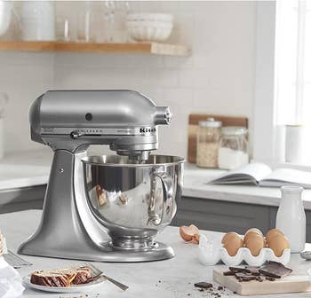 the metallic mixer with bowl