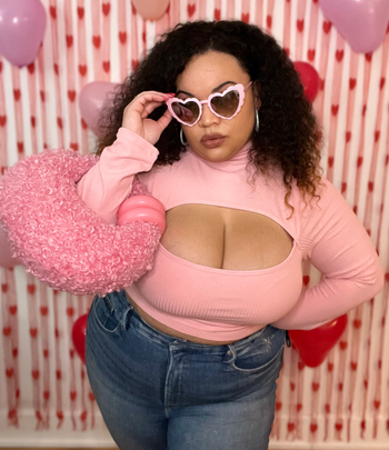 buzzfeed editor wearing the crop top in pink with jeans 