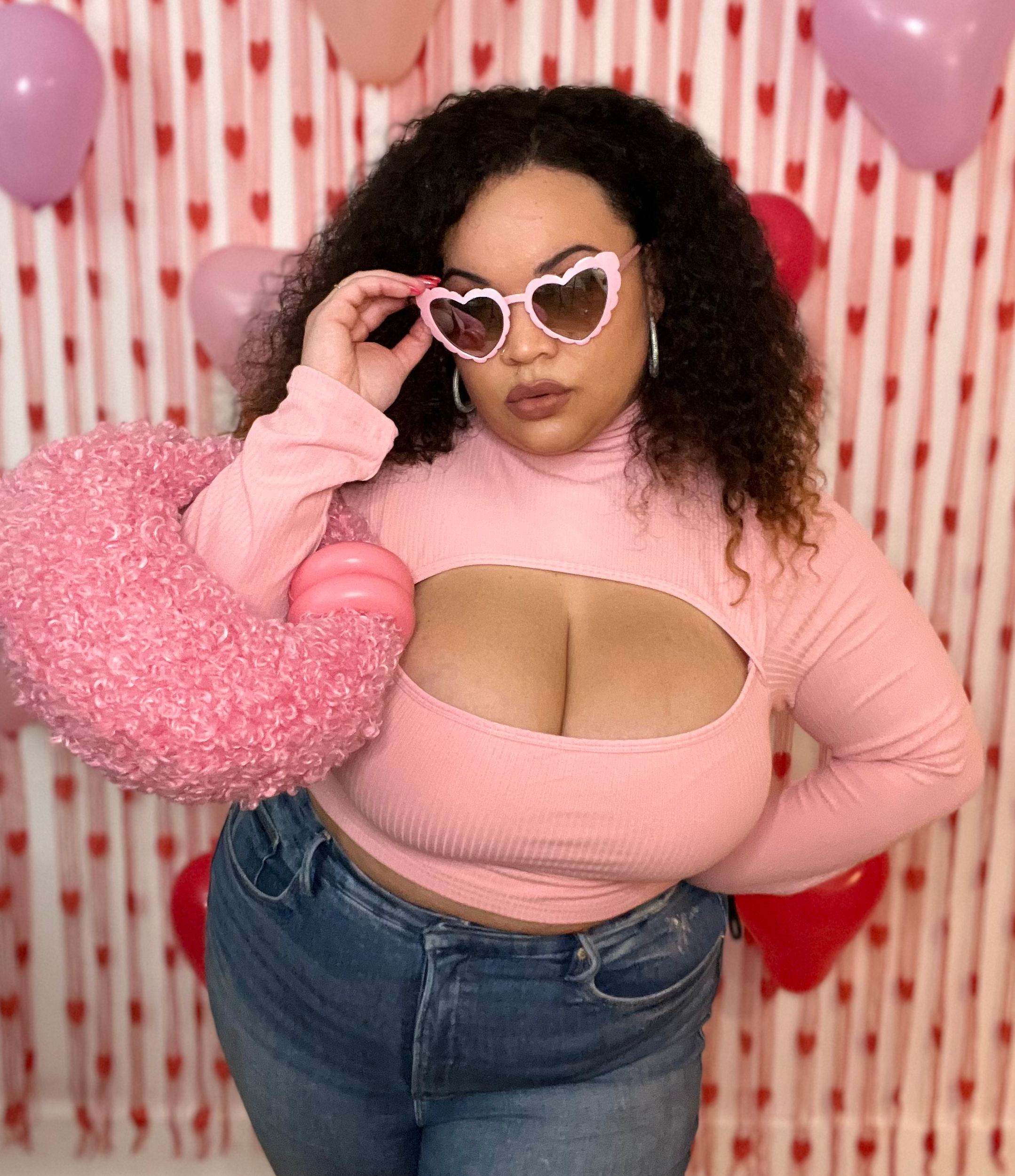 buzzfeed editor wearing the crop top in pink with jeans