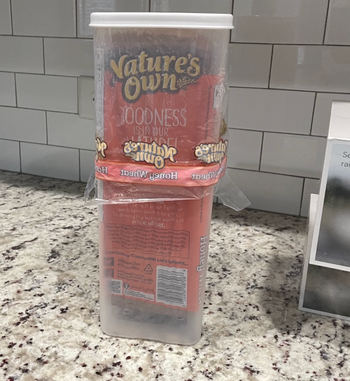 An image of the rectangular bread holder with a loaf inside 