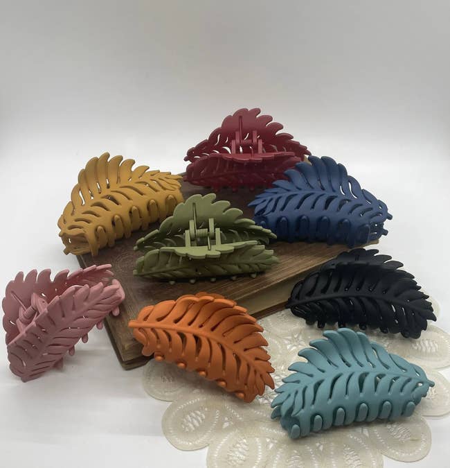 Leaf-shaped hair claws in various colors 