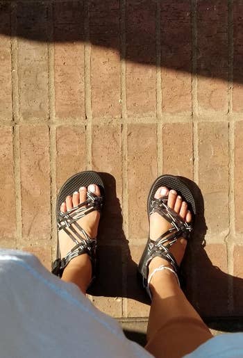 reviewer wearing black and white chacos