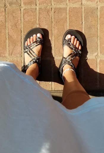 reviewer wearing black and white chacos