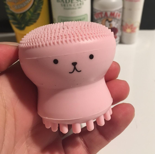 A reviewer holding the Jellyfish Silicone Brush