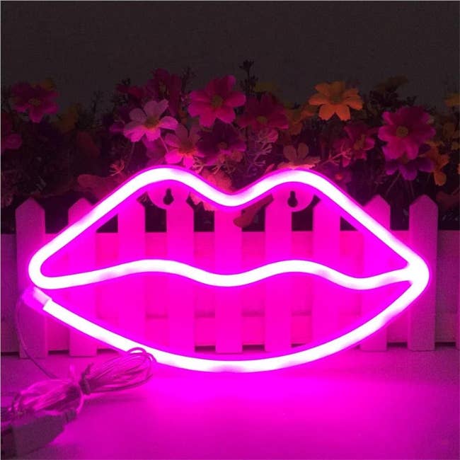lip shaped neon light