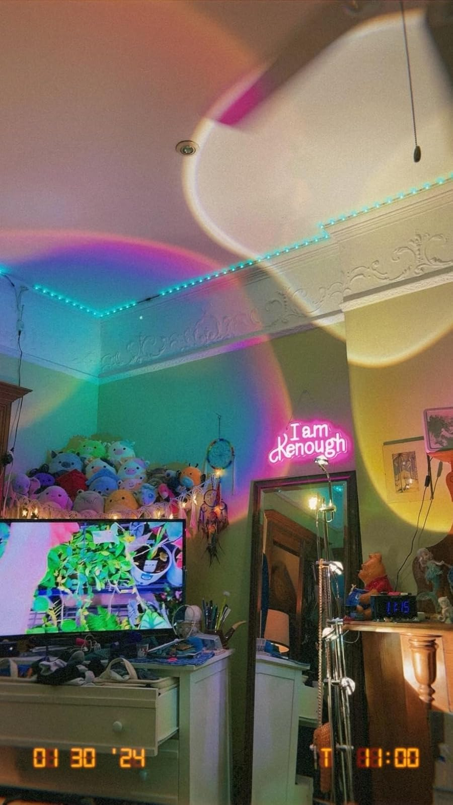 Kamar Reviewer dengan proyeksi halo dilemparkan ke seluruh dinding dan langit -langit