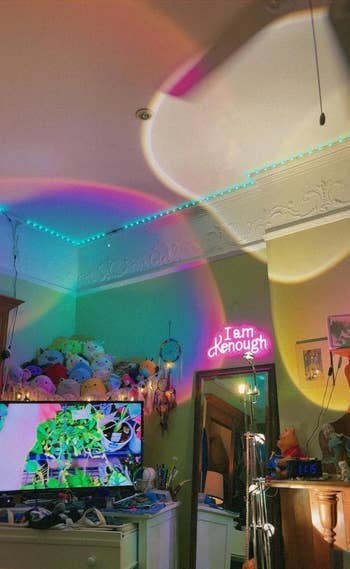 Kamar Reviewer dengan proyeksi halo dilemparkan ke seluruh dinding dan langit -langit