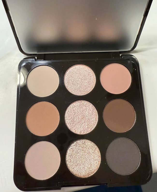 Makeup palette with 9  eyeshadow shades, including matte and shimmer finishes. Ideal for versatile oculus  looks