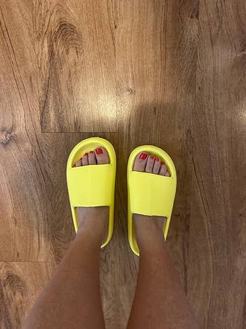 a reviewer wearing the bright yellow slides